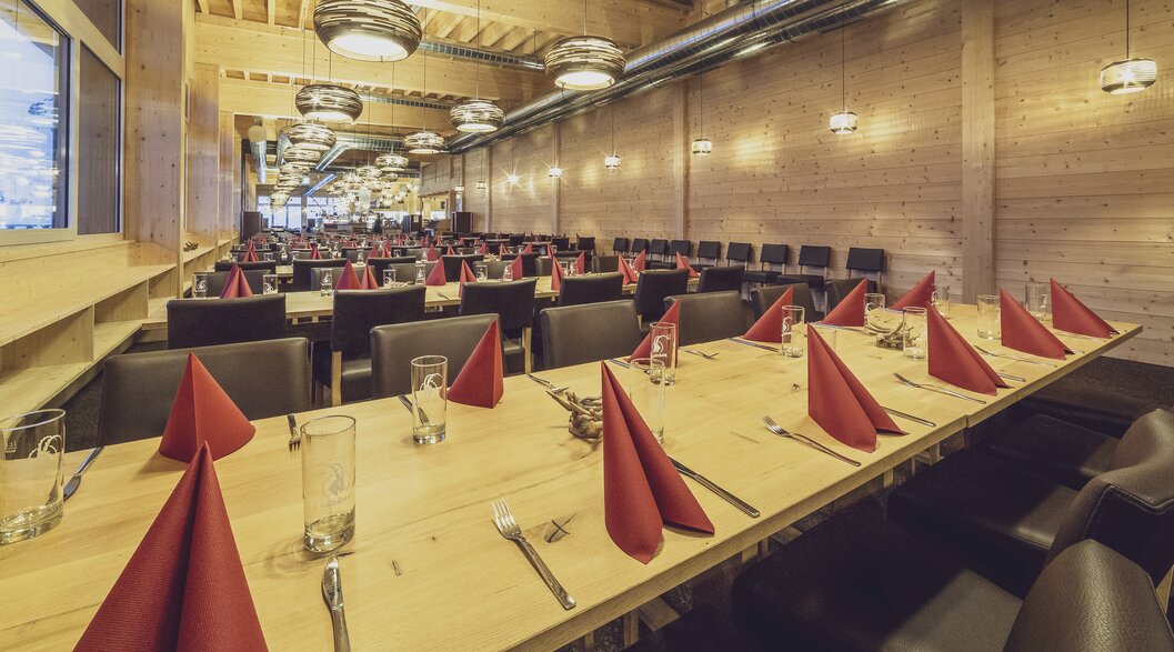 Laid tables in the Madrisa-Alp restaurant. | © Davos Klosters Mountains