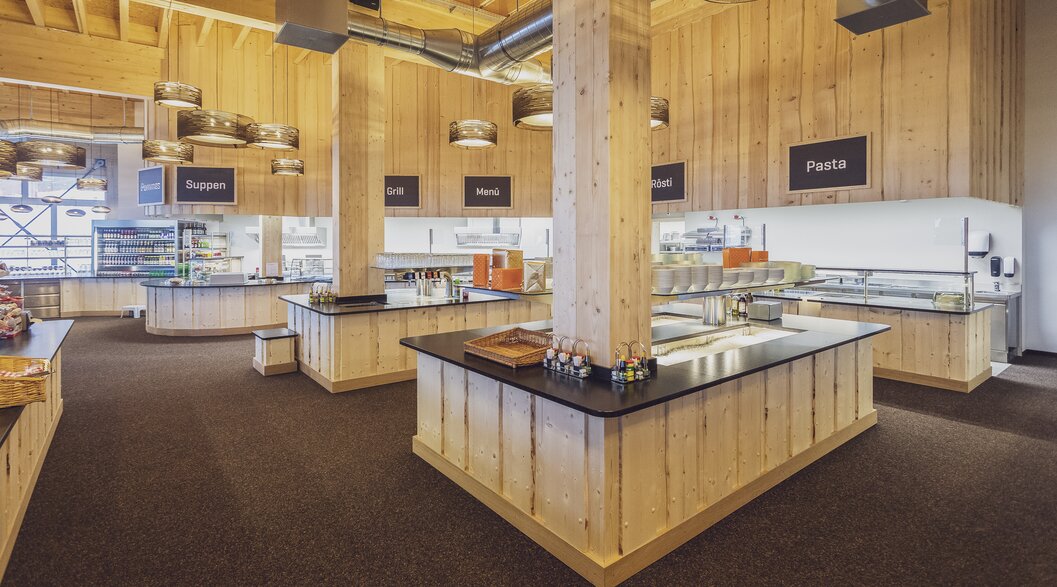 Modern self-service restaurant on Madrisa with its seasonal and fresh specialties. | © Davos Klosters Mountains