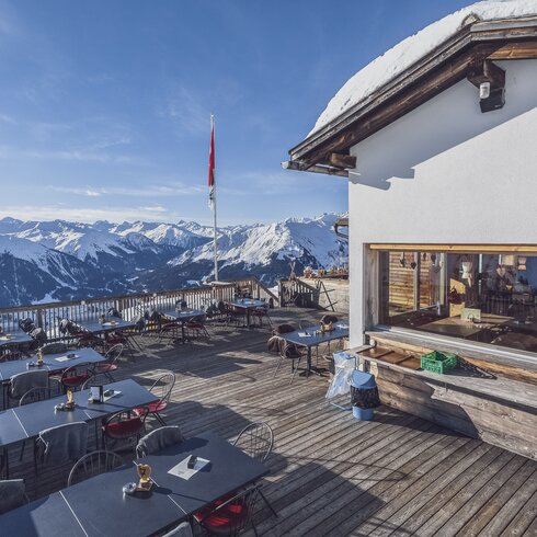 Das gemütliche Hüttenbeizli an der Abfahrt Schaffürggli-Zügenhüttli mit fantastischer Aussicht. | © Davos Klosters Mountains