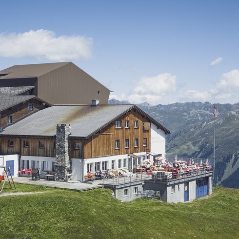 The mountain restaurant Gotschnagrat at the mountain station Gotschna in the summer. | © Davos Klosters Mountains