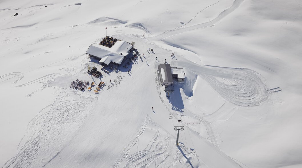 Luftaufnahme der Skihütte Gruobenalp und der Sessellift Station. | © Davos Klosters Mountains