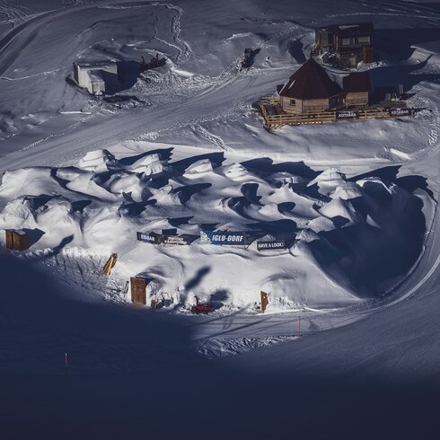 View towards the entire igloo village below the Weissfluhjoch station. | © Davos Klosters Mountains