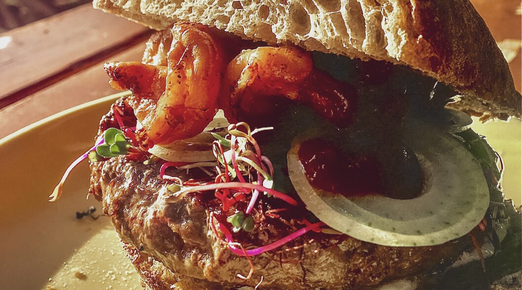 A homemade, tasty burger from the Munggahütte Parsenn. | © Davos Klosters Mountains