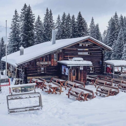 Das Restaurant Schiferstal auf Parsenn am morgen bei der Pistenkontrolle. | © Davos Klosters Mountains
