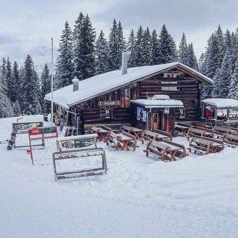 Das Restaurant Schiferstal auf Parsenn am morgen bei der Pistenkontrolle. | © Davos Klosters Mountains