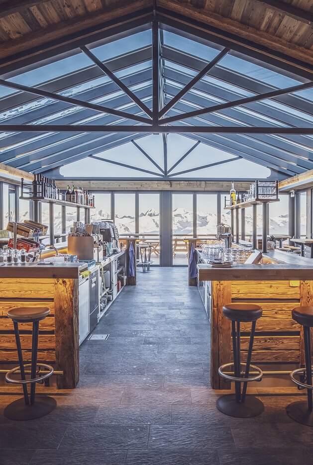 Interior view of the restaurant Totalp on Parsenn | © Davos Klosters Mountains Restaurant Totalp presents itself in an elegant and modern atmosphere. | © Davos Klosters Mountains