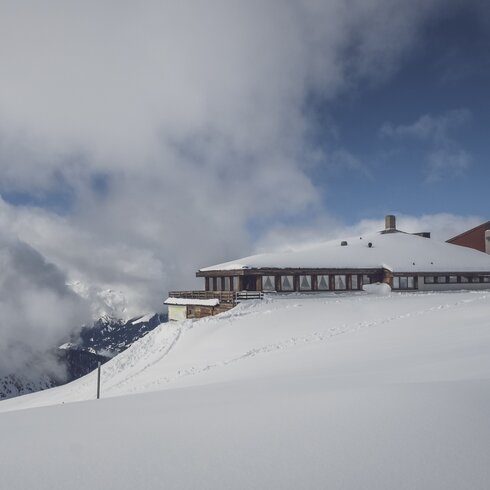View from the distance to the mountain restaurant Pischa which is surrounded by snow. | © Davos Klosters Mountains