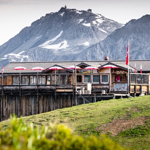 View of the Hubelhütte, in the background skiing area Parsenn | © Davos Klosters Mountains