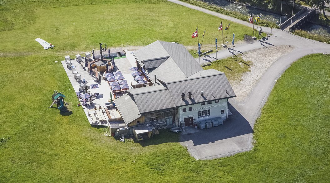 Bolgen Plaza Davos im Sommer | © Davos Klosters Mountains Das berühmte Bolgen Plaza mitten in einer saftig grünen Wiese am Fusse des Jakobshorns. | © Davos Klosters Mountains