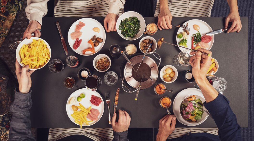 Set table with 4 people and fondue chinoise  | © Davos Klosters Mountains 