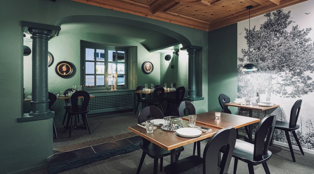 Restaurant with several tables set | © Davos Klosters Mountains 