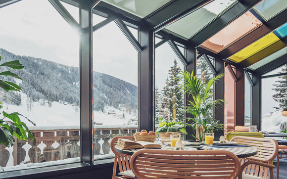 Gedeckter Frühstückstisch im Wintergarten  | © Davos Klosters Mountains 