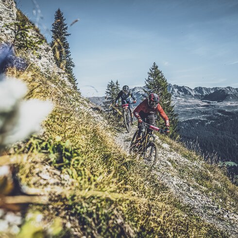 Zwei Biker befahren am Mondraker Enduro Team in Davos einen Trail auf Gotschna | © Tina Fischer