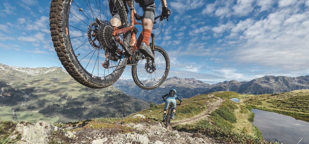2 bikers on freeride track in the mountains  | © Davos Klosters Mountains 