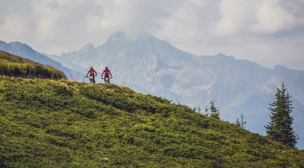 Biker am Swiss Epic pedalieren Richtung Äbirügg am Rinerhorn | © Sam Clark