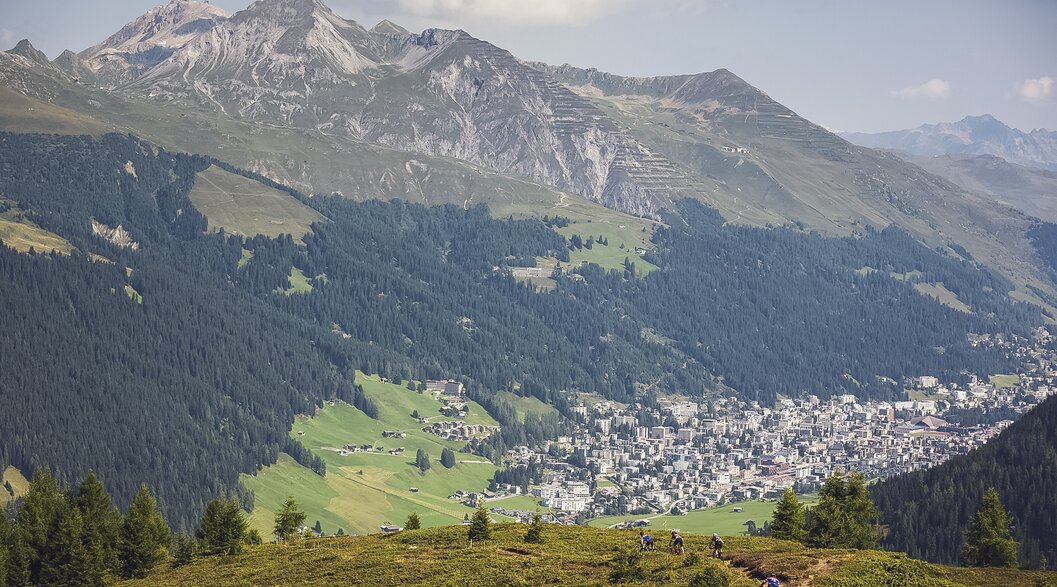 Biker am Swiss Epic unterwegs vom Rinerhorn nach Davos | © Sam Clark