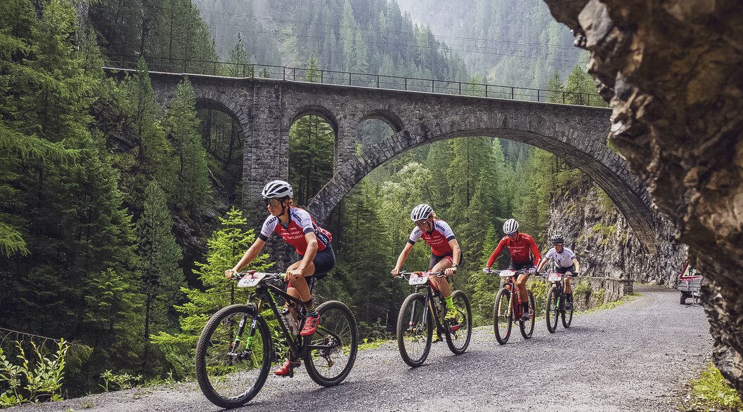 Eine Gruppe Biker am Swiss Epic in der Zügenschlucht Davos | © Sam Clark