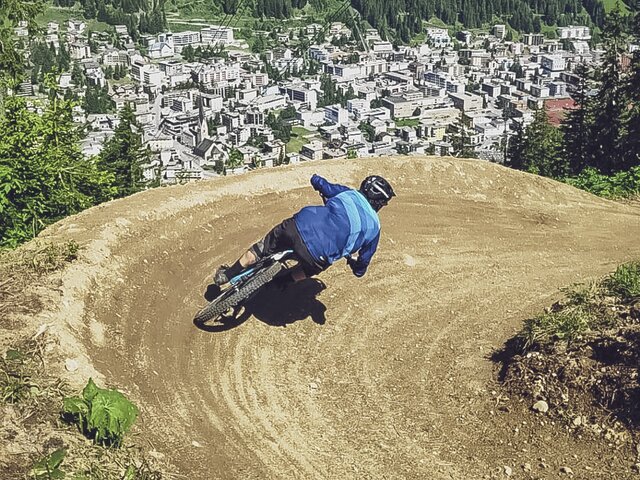 Ein Biker fährt in die Kurve des Techniktrails auf dem Jakobshorn.  | © Davos Klosters Mountains