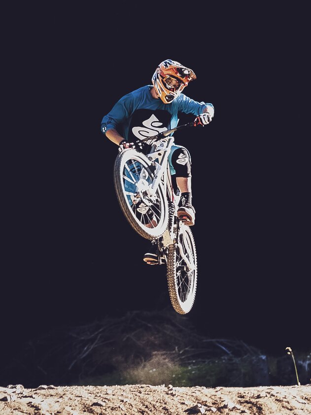 Biker on Gotschna Freeride Jumpline | © Davos Klosters Mountains Jump of a mountain biker on the Gotschna Freeride Line on Parsenn. | © Davos Klosters Mountains