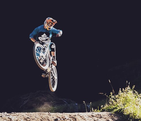 Jump of a mountain biker on the Gotschna Freeride Line on Parsenn.  | © Davos Klosters Mountains