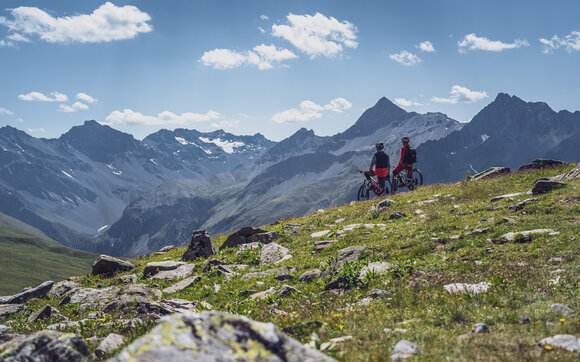 Zwei Freunde auf ihren Mountainbikes geniessen den Blick vom Jakobshorn in das Sertigtal. | © Davos Klosters Mountains
