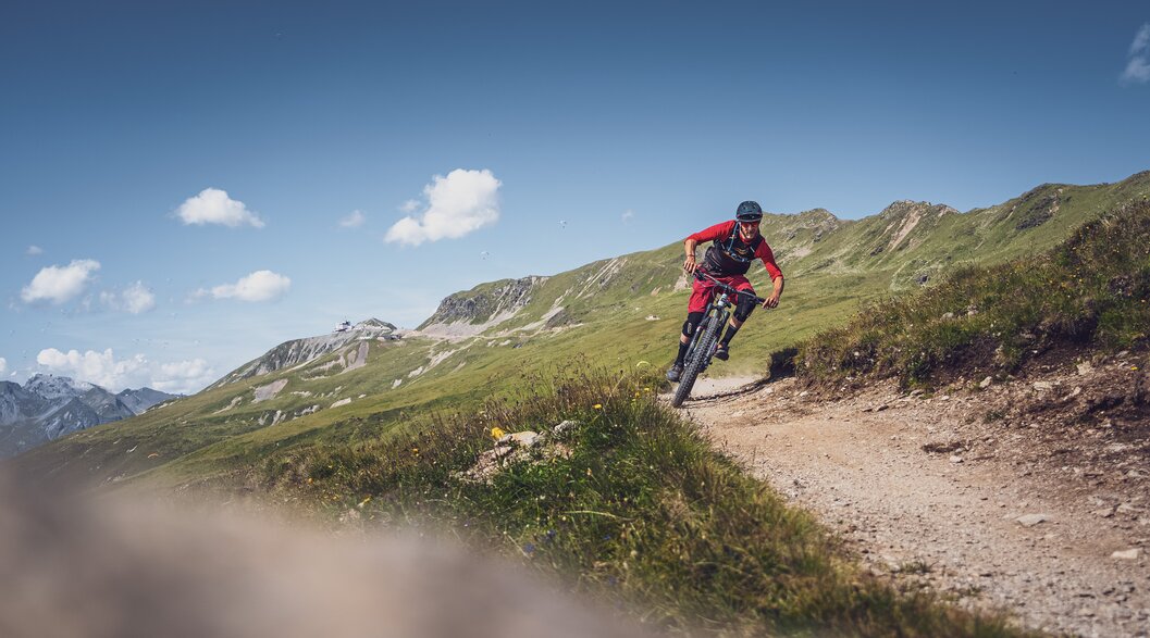 Mountainbiker unterwegs in den Alpen | © Davos Klosters Mountains Mountainbiker unterwegs in den Alpen | © Davos Klosters Mountains