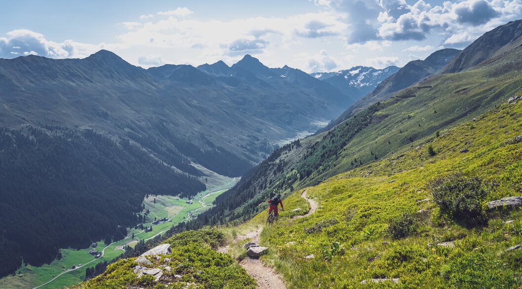 Biker geniesst die Abfahrt vom Jakobshorn nach Teufi im Dischmatal. | © Davos Klosters Mountains