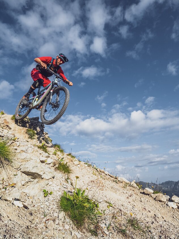Mountain biker on the road in the Alps  | © Davos Klosters Mountains 