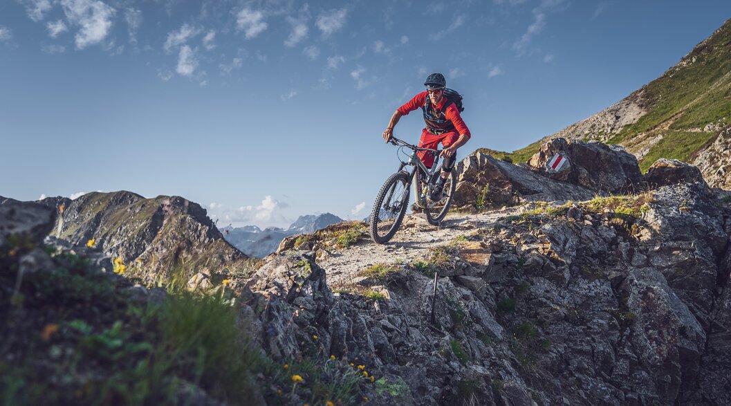 Mountain Biker auf Felsen | © Davos Klosters Mountains Mountain Biker auf Felsen | © Davos Klosters Mountains
