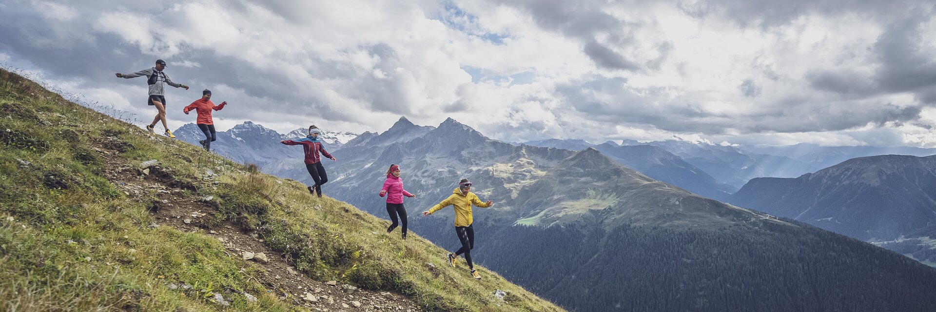 Trailrunning Training abwärts | © Davos Klosters Mountains In einer Linie mit schwingenden Armen laufen die fünf Trailrunner den Hang des Jakobshorns hinab. | © Davos Klosters Mountains