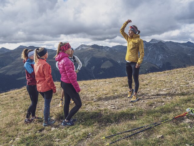 Trainerin Technik Haltung Trailrunning | © Davos Klosters Mountains Die Trainerin erklärt den Läuferinnen wie wichtig die aufrechten Haltung beim Trailrunning ist. | © Davos Klosters Mountains