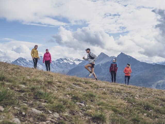 Trainer Lauftechnik Trailrunning | © Davos Klosters Mountains Der Trainer zeigt die Technik für das Trailrunning im Alpinen Gelände vor und wird von den Schülern beobachtet. | © Davos Klosters Mountains