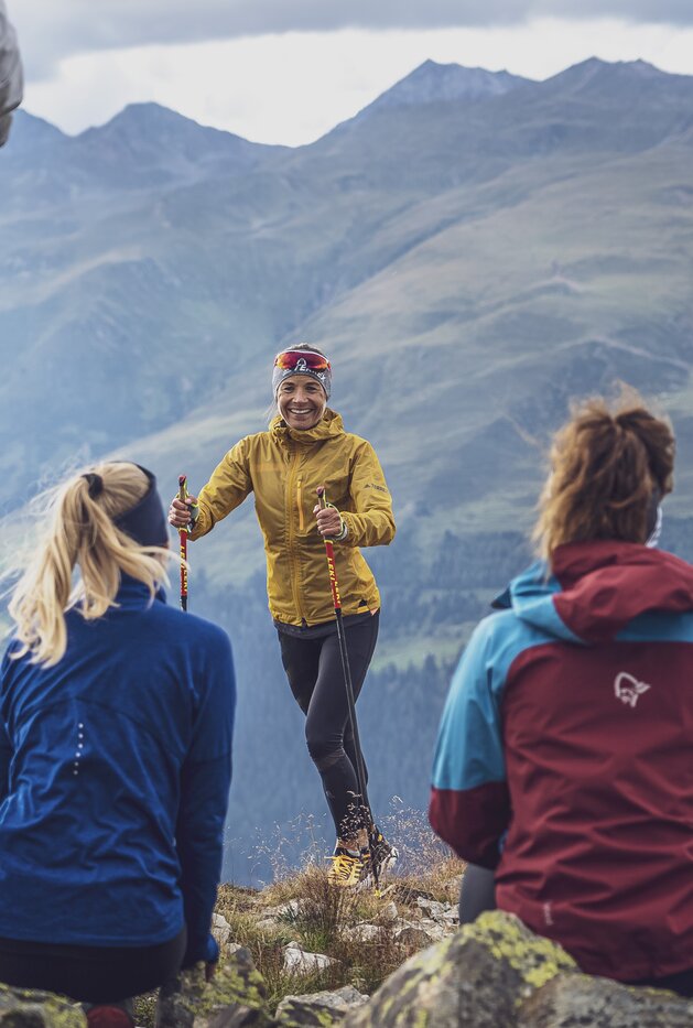 Trailrunning Training Jakobshorn Trainerin | © Davos Klosters Mountains Die drei Läuferinnen sitzen auf dem Felsen mit dem Blick zur Trainerin Jasmin Nunige. | © Davos Klosters Mountains