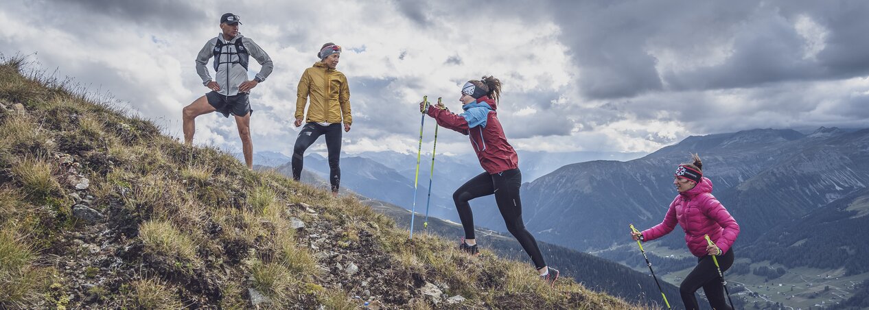 Trailrunning Training Jakobshorn Stöcke | © Davos Klosters Mountains Auf dem 1K Jakobshorn üben zwei Läuferinnen das bergauf laufen mit Laufstöcken und werden von den beiden Coaches beobachten. | © Davos Klosters Mountains