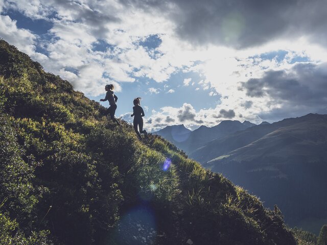 Trailrunning Jakobshorn Abendstimmung | © Davos Klosters Mountains Bei Abendstimmung laufen zwei Trailrunnerinnen den Vertival Davos zum Jakobshorn hinauf. | © Davos Klosters Mountains
