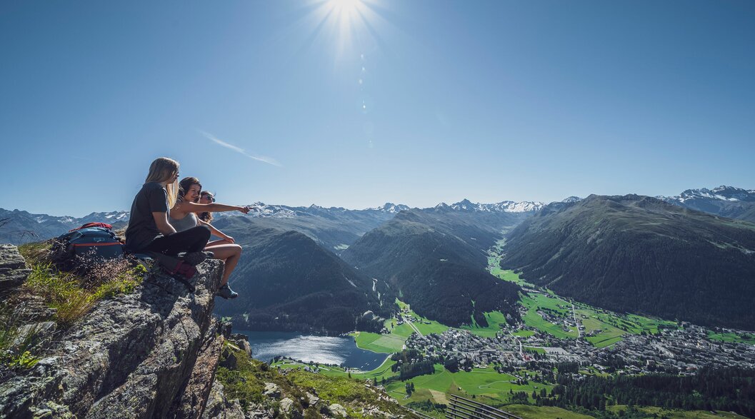 3 Personen sitzen auf Felsen und geniessen die Aussicht | © Davos Klosters Mountains 3 Personen sitzen auf Felsen und geniessen die Aussicht | © Davos Klosters Mountains