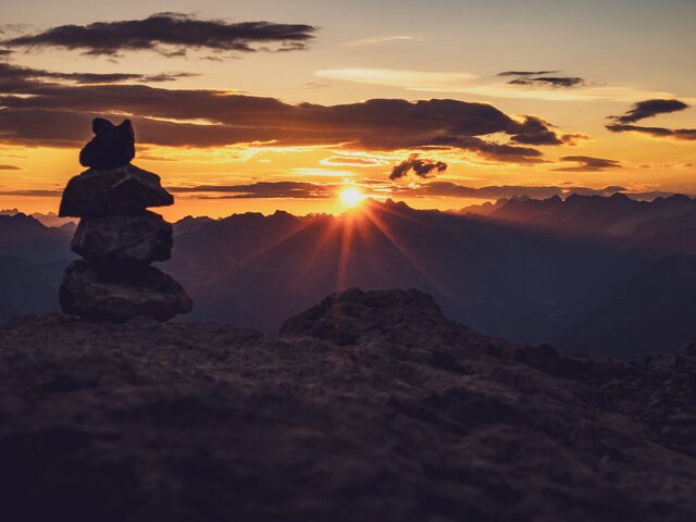 Sonnenuntergang | © Davos Klosters Mountains Ein Steinmännchen beim Sonnenuntergang. | © Davos Klosters Mountains