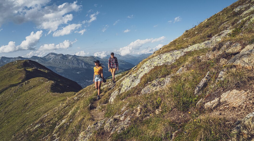 2 Wanderer auf Bergpfad  | © Davos Klosters Mountains 