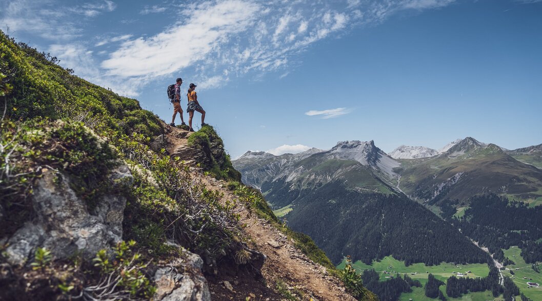 Zwei Wanderer geniessen das Panorama | © Davos Klosters Mountains 