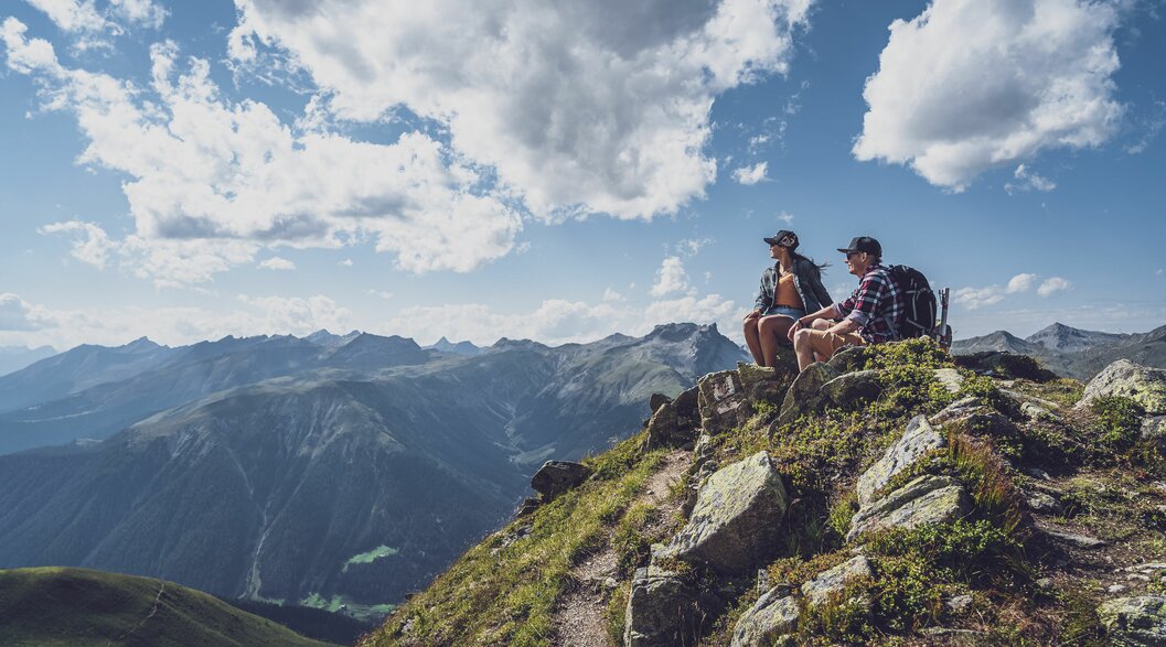 Zwei Wanderer geniessen das Panorama | © Davos Klosters Mountains 