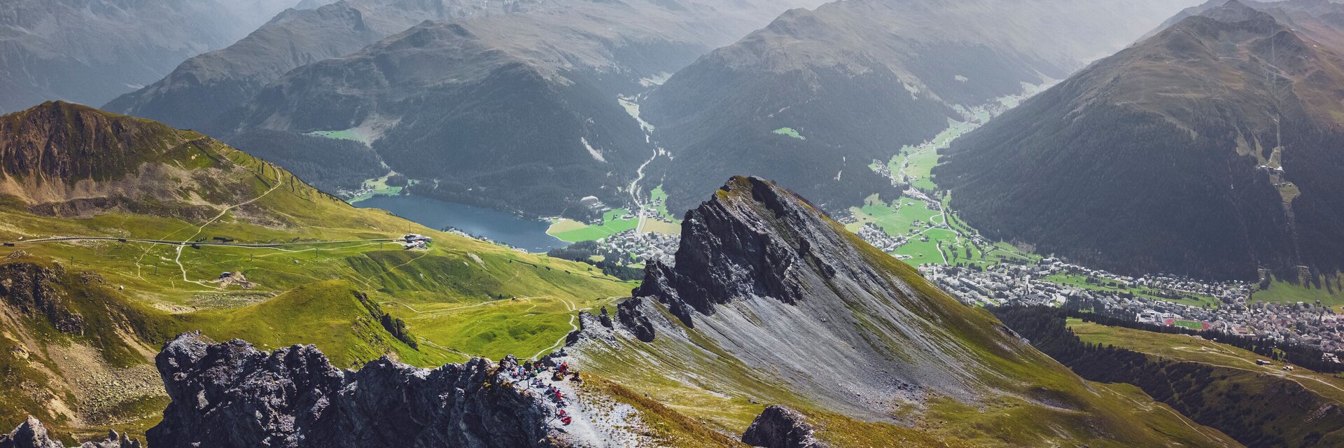 Blick aus der Vogelperspektive auf den Schiahorn Gipfel mit dem Landwassertal im Hintergrund. | © Davos Klosters Mountains