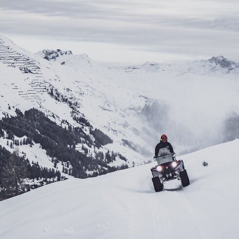 Ein Beschneier ist mit dem Quad auf dem Jakobshorn unterwegs. | © Davos Klosters Mountains