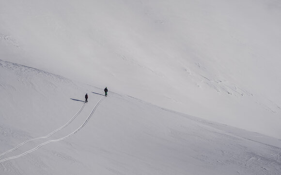 Zwei Skifahrer hinterlassen Spuren im tiefen Schnee. | © Davos Klosters Mountains