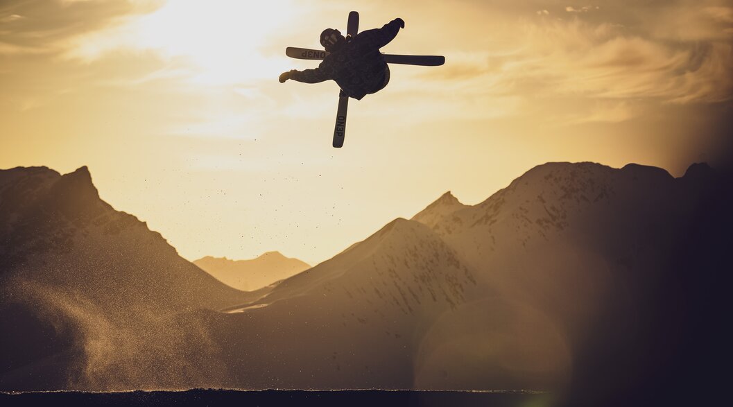 Freestyler aktiv in der Luft  | © Davos Klosters Mountains 