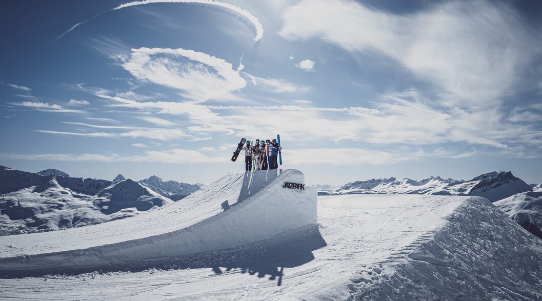 Gruppe Freestyler beim Aufwärmen auf Half Pipe  | © Davos Klosters Mountains 