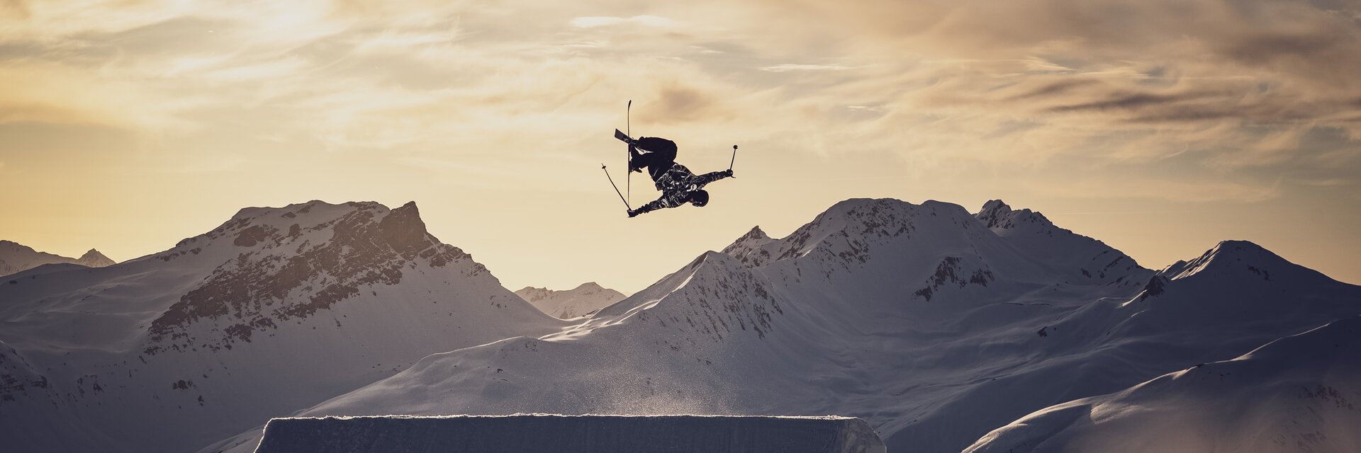 Freestyler aktiv in der Luft  | © Davos Klosters Mountains 