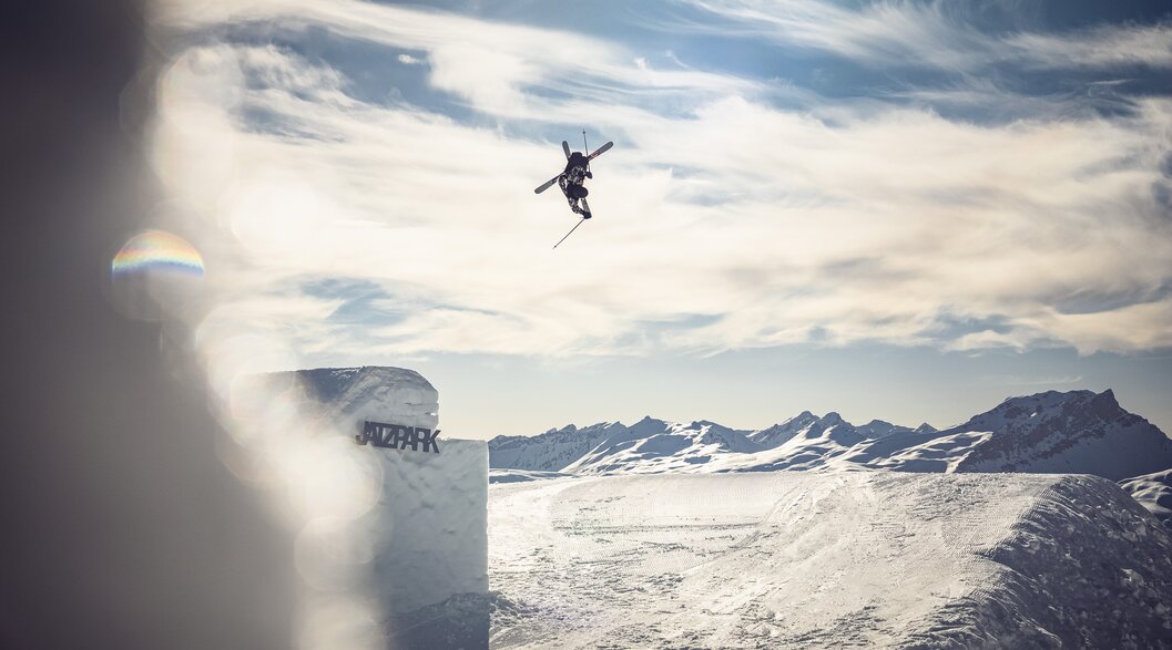 Freestyler aktiv in der Luft  | © Davos Klosters Mountains 