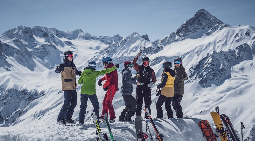 Gruppe Wintersportler am Pause machen  | © Davos Klosters Mountains