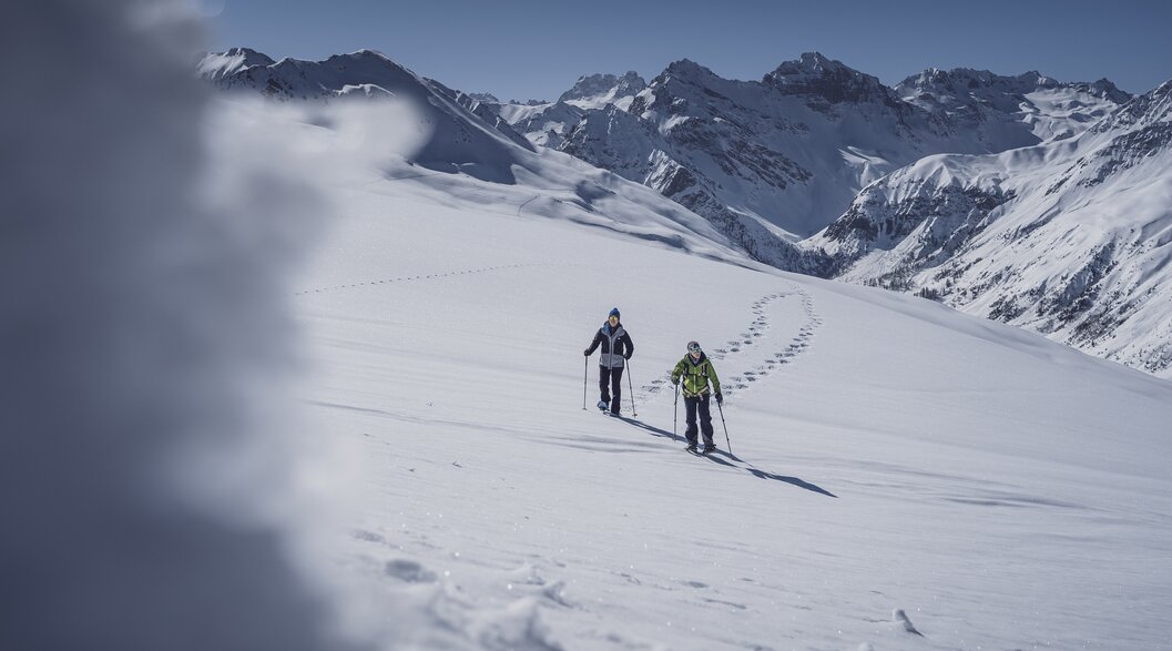 Zwei Frauen nutzen den Schneeschuhtrail und sind auf dem Rückweg vom Rossboden zum Jakobshorn. | © Davos Klosters Mountains