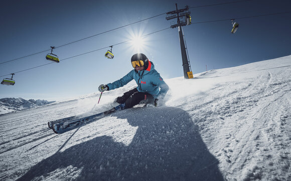 Lokale Skifahrerin Melanie Michel fährt unter dem Totalp Lift auf Parsenn über die perfekte Skipiste. | © Davos Klosters Mountains